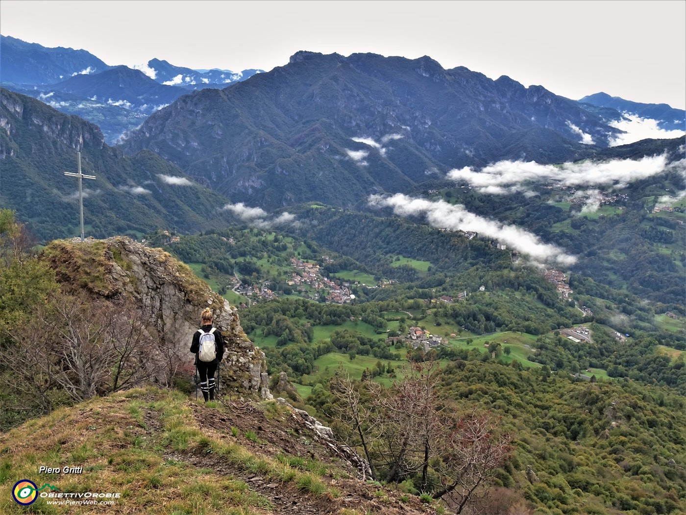 58 In discesa dal Corno Zuccone bella vista sulla Val Taleggio e sulla croce dell'anticima.JPG
